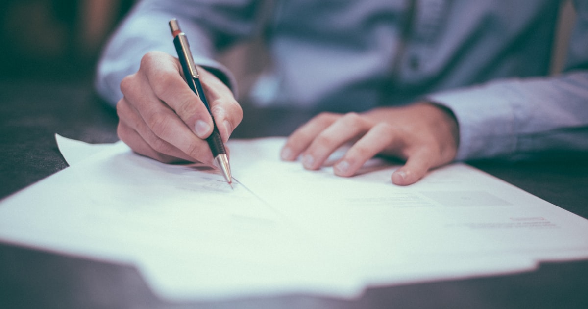 Documents d'assurance et contrat professionnel sur un bureau