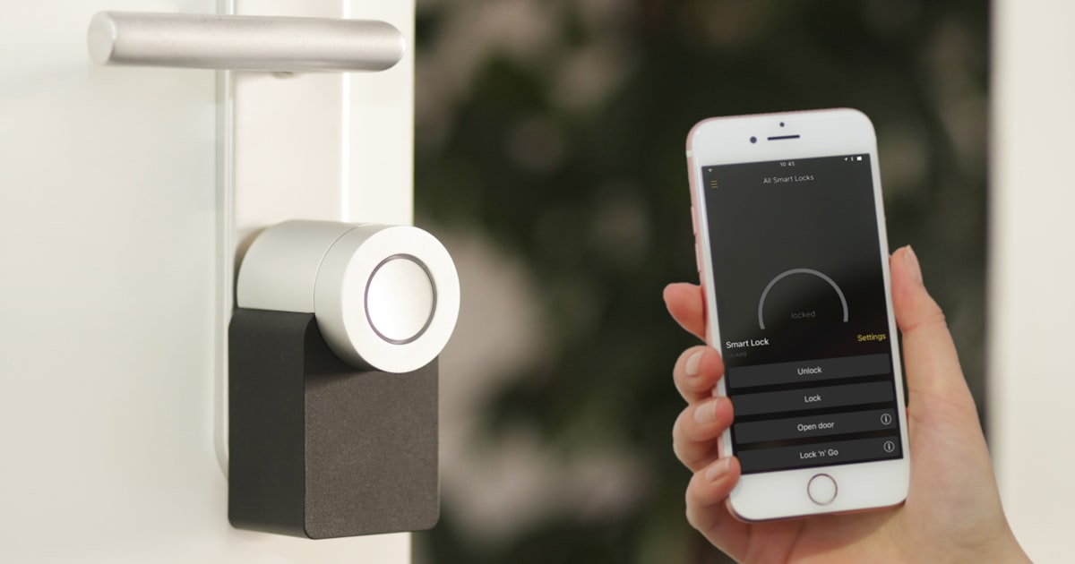 Divers appareils électroniques et objets connectés sur une table