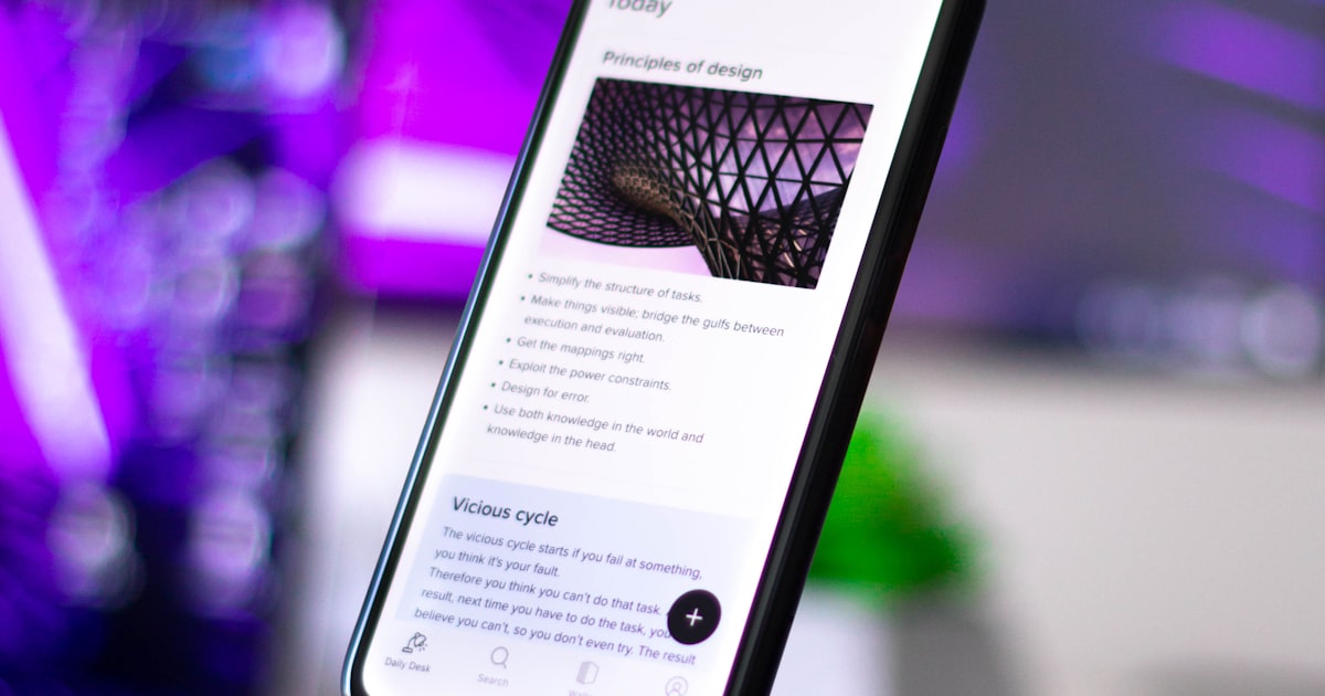 Smartphone ouvert en cours de réparation