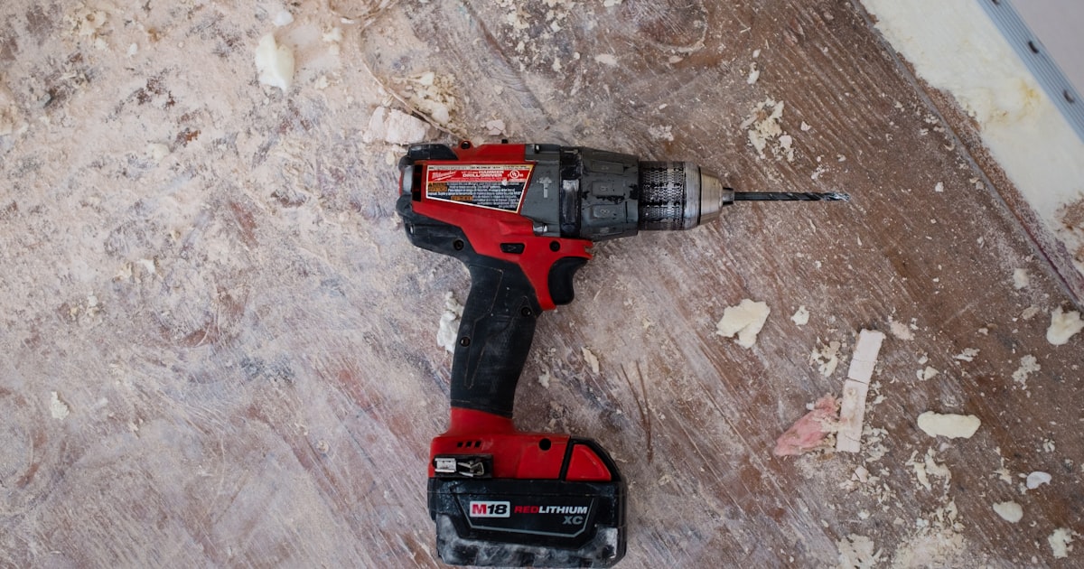 Outils professionnels rangés sur un panneau d'atelier
