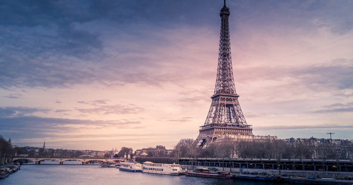 Vue panoramique de Paris avec la Tour Eiffel en arrière-plan