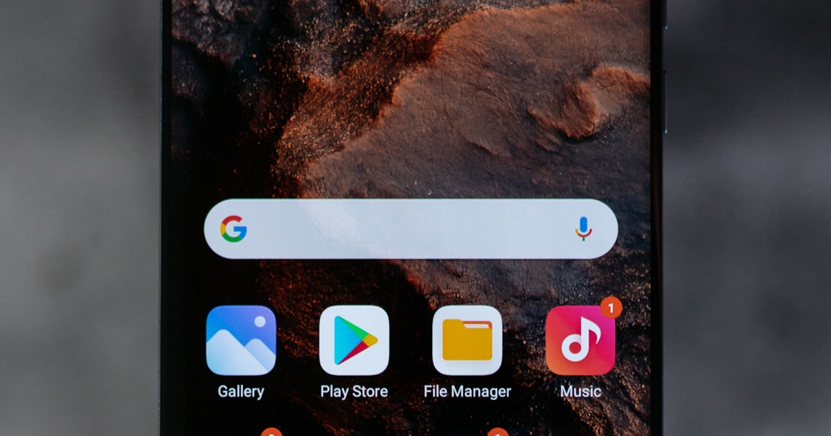 Smartphone Xiaomi sur un plan de travail de réparation