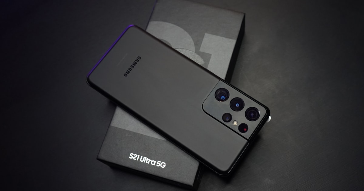 Smartphone Samsung Galaxy sur un plan de travail de réparation