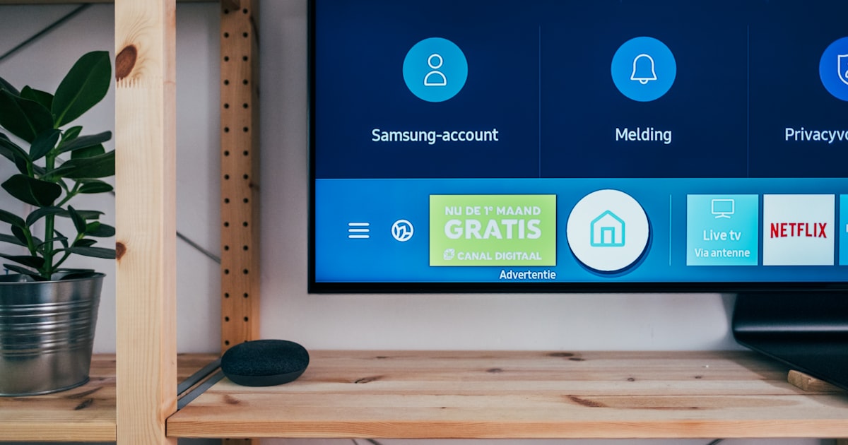 Téléviseur grand écran dans un salon moderne