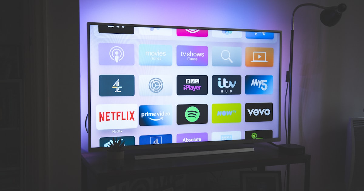 Téléviseur LG dans un salon moderne