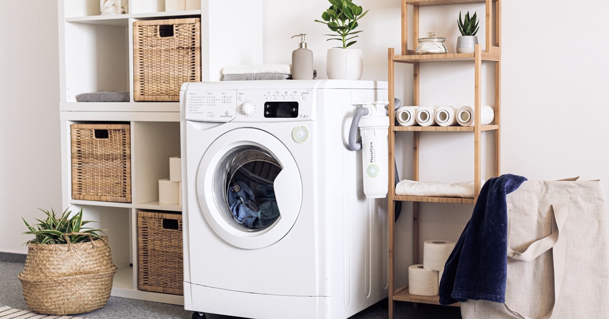 Technicien réparant un lave-linge Whirlpool à domicile