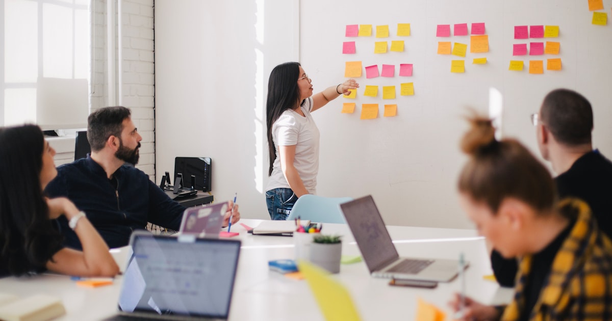 Équipe d'atelier réunie devant des indicateurs