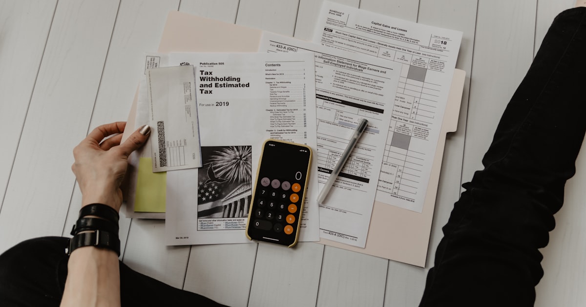 Calculatrice et documents comptables sur un bureau