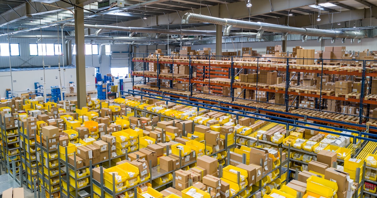 Étagères de pièces détachées organisées dans un atelier de réparation